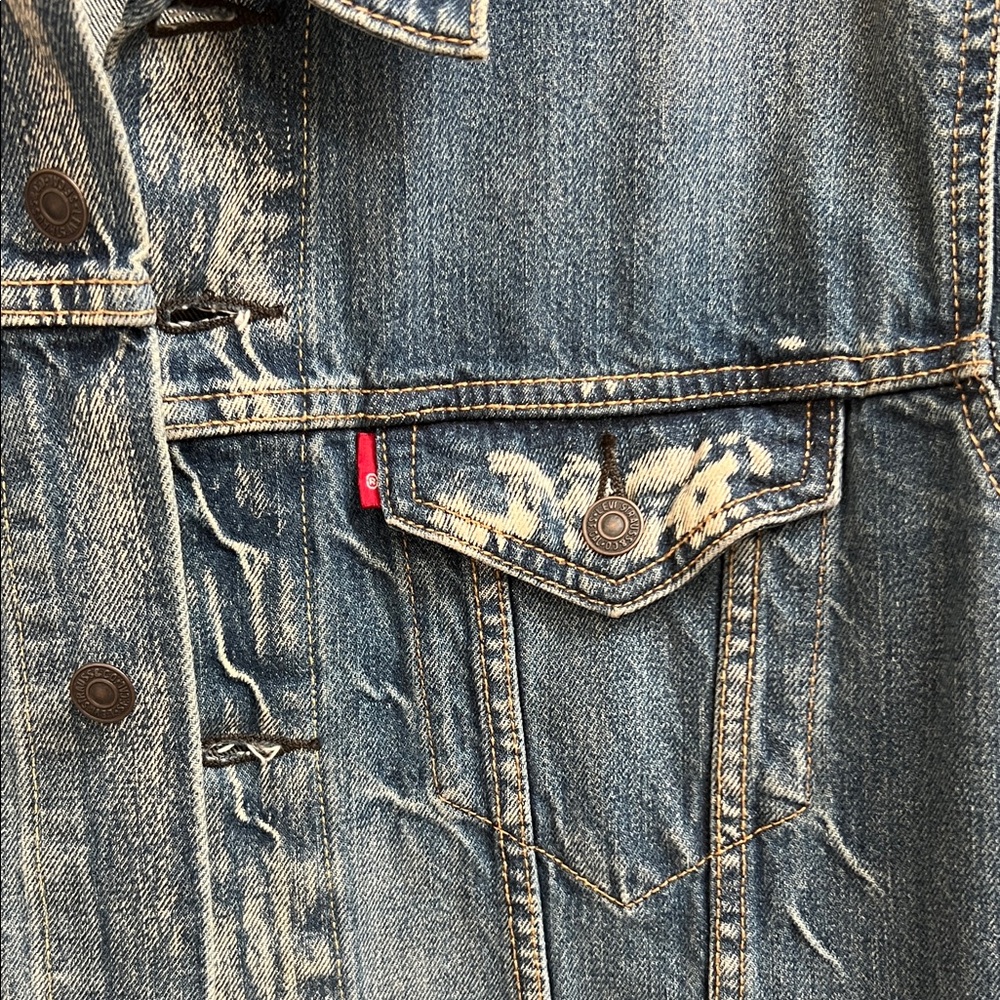 Levi's Distressed Blue Denim Jacket-size L - Picture 3 of 6